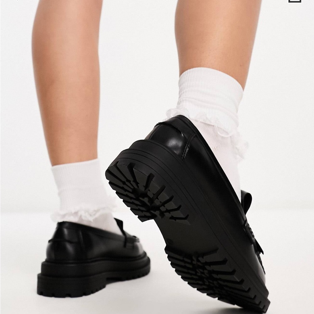 NEVER WORN- Wide fit fringe loafers